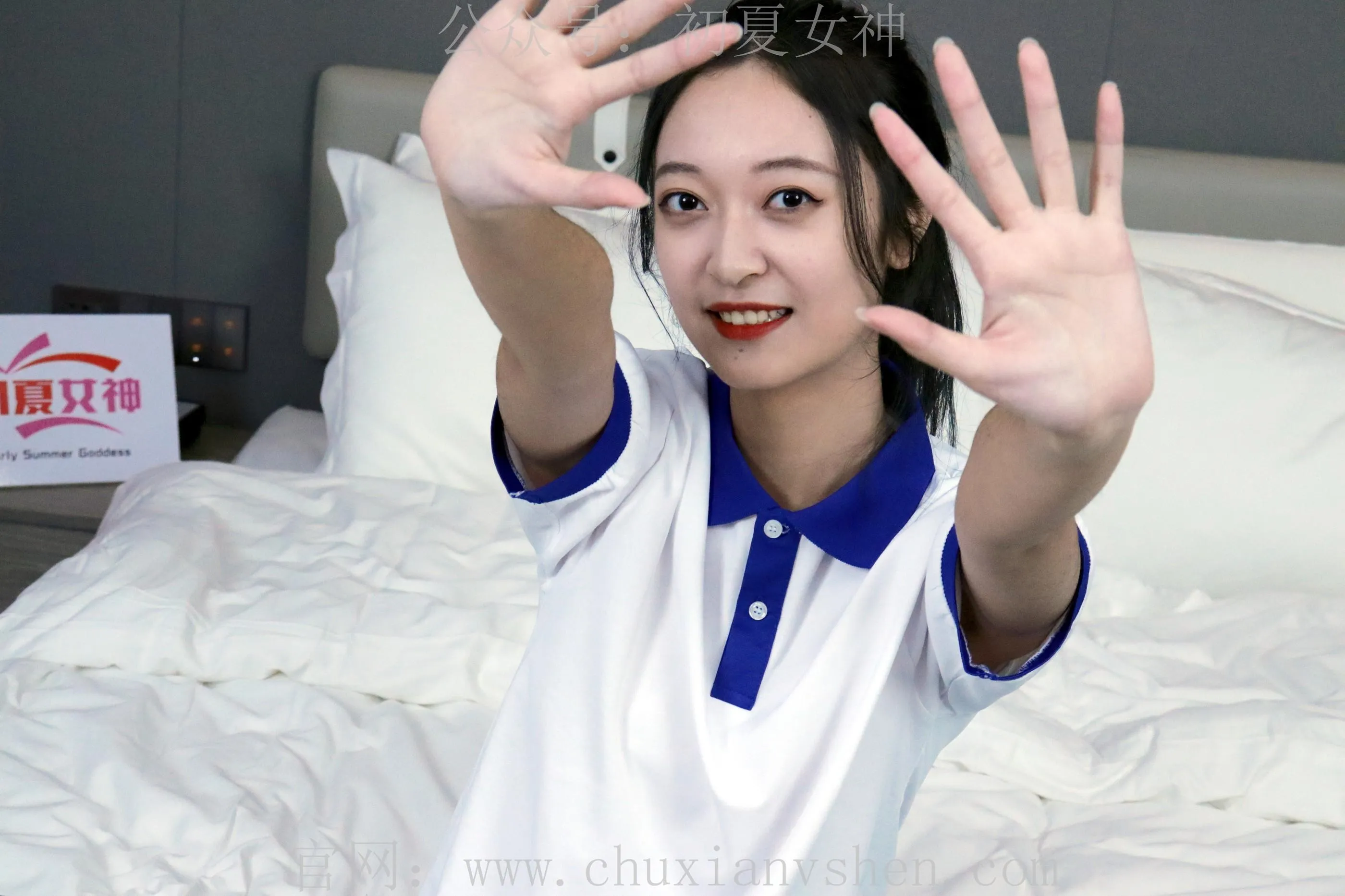 初夏女神 NO.001 依依校服搭配37码运动鞋拍摄 [126P]插图5